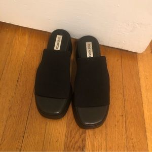 STEVE MADDEN 90s SLINKY30 WEDGE. Size 8.